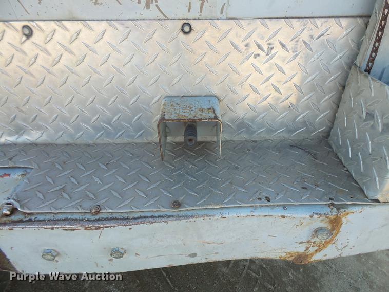 image for item DW9646 1999 Chevrolet 3500 bucket truck