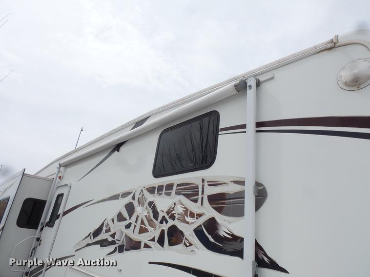 image for item DW9711 2007 Montana 3400RL camper