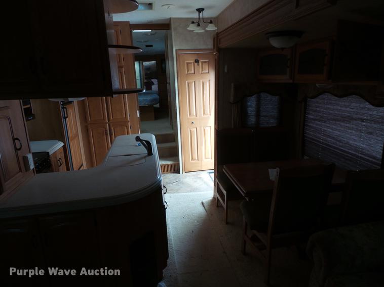 image for item DW9711 2007 Montana 3400RL camper