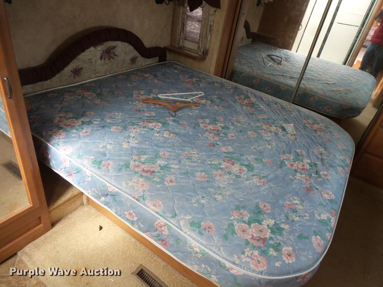 image for item DW9711 2007 Montana 3400RL camper