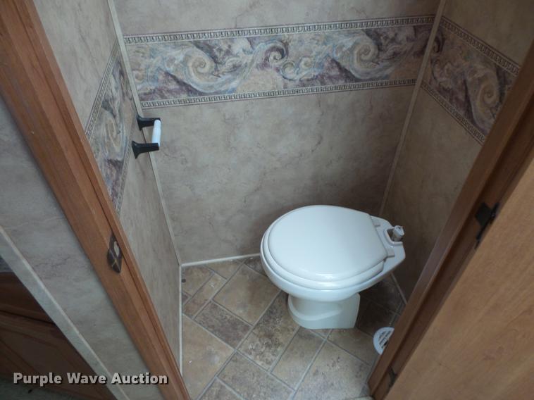 image for item DW9711 2007 Montana 3400RL camper