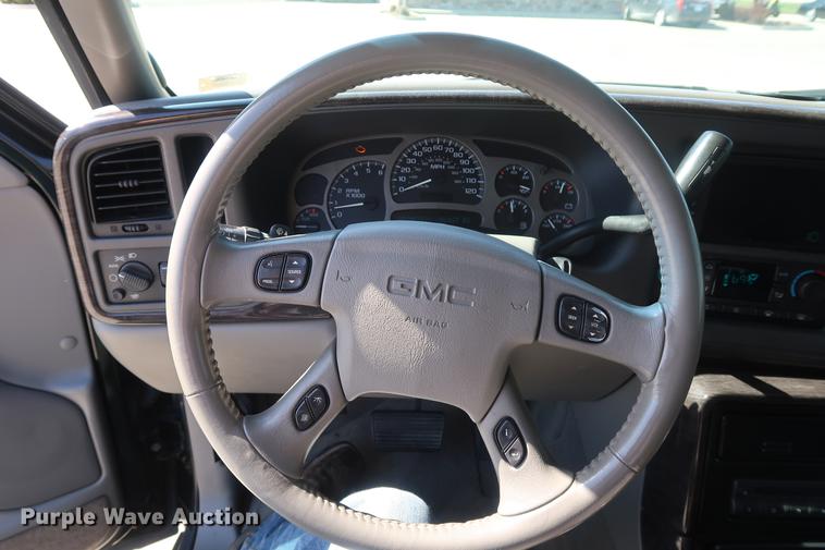 image for item EL9298 2005 GMC Yukon Denali SUV