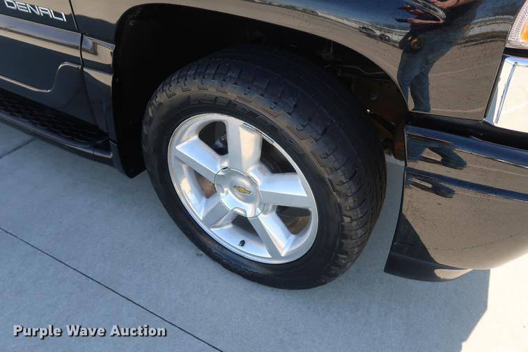 image for item EL9298 2005 GMC Yukon Denali SUV