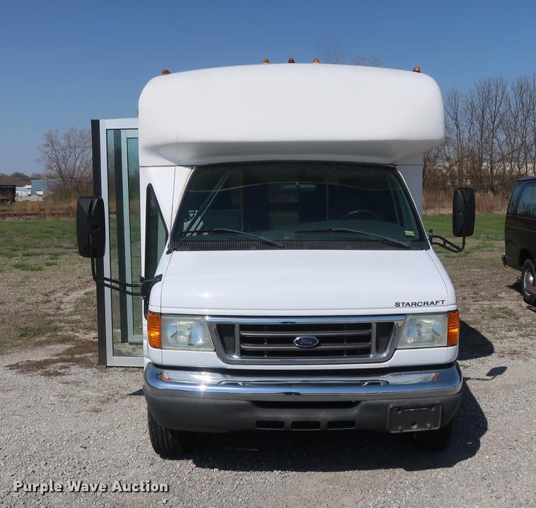 image for item EP9302 2007 Ford Econoline E450 shuttle bus
