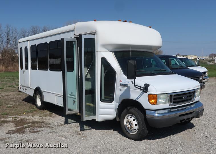 image for item EP9302 2007 Ford Econoline E450 shuttle bus
