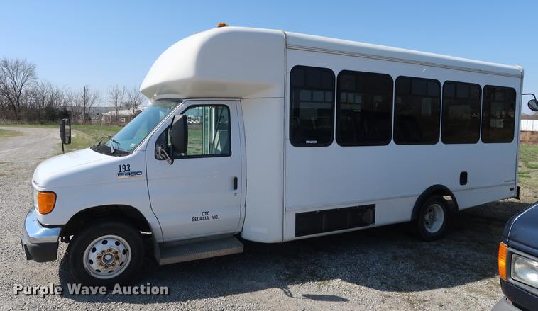image for item EP9302 2007 Ford Econoline E450 shuttle bus