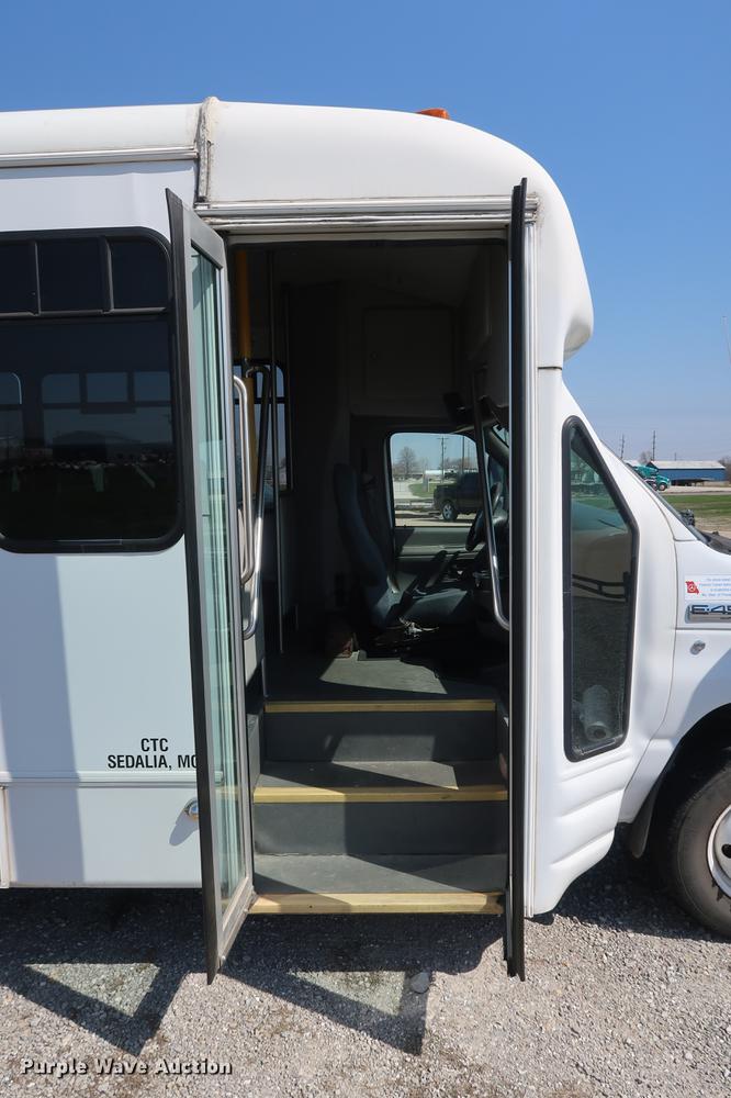image for item EP9302 2007 Ford Econoline E450 shuttle bus