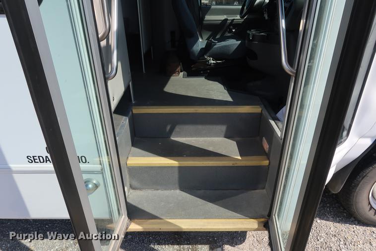 image for item EP9302 2007 Ford Econoline E450 shuttle bus