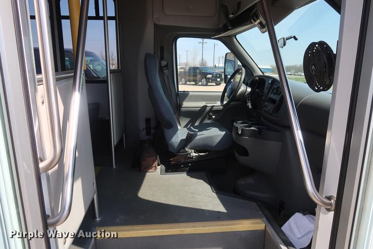 image for item EP9302 2007 Ford Econoline E450 shuttle bus