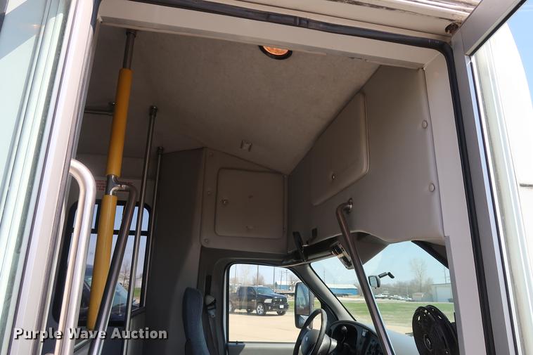 image for item EP9302 2007 Ford Econoline E450 shuttle bus