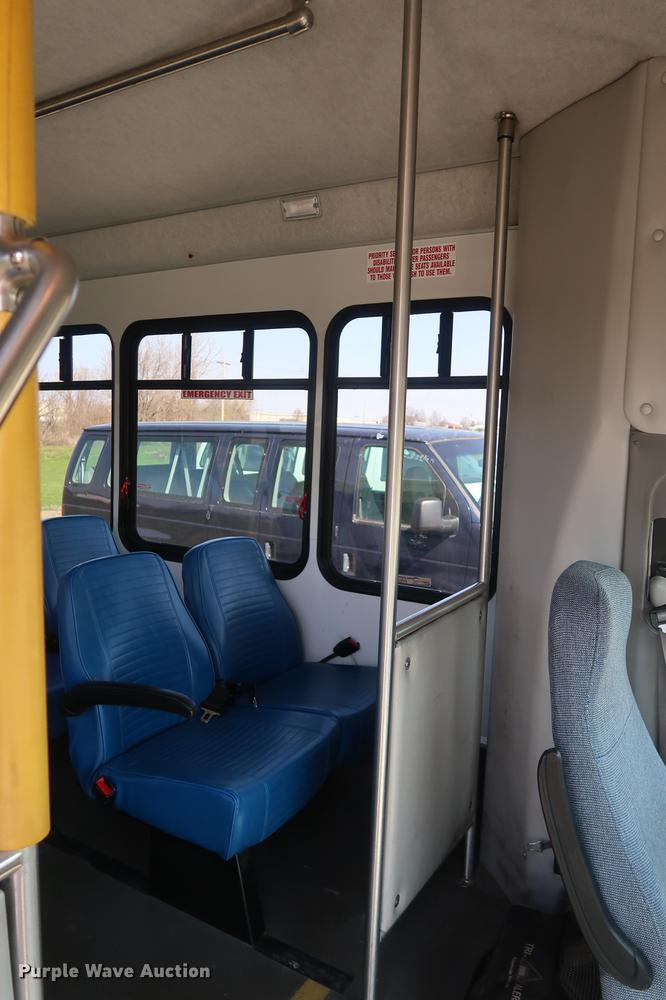 image for item EP9302 2007 Ford Econoline E450 shuttle bus