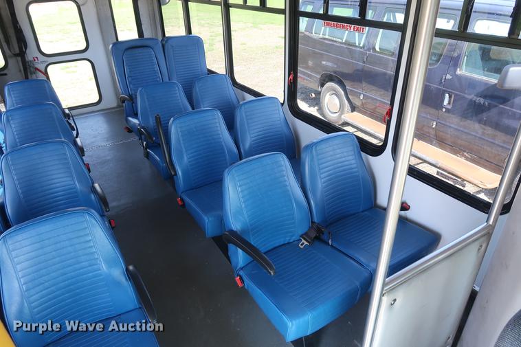 image for item EP9302 2007 Ford Econoline E450 shuttle bus