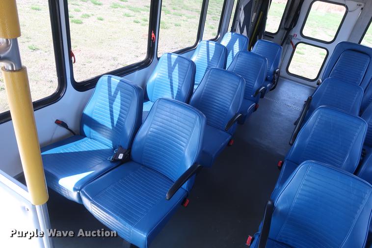 image for item EP9302 2007 Ford Econoline E450 shuttle bus