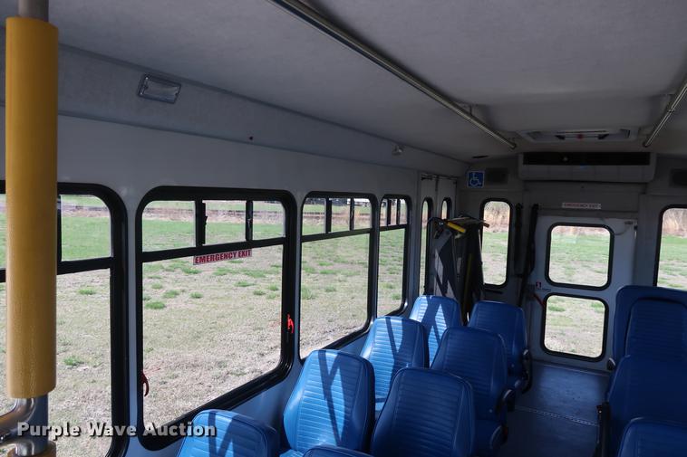 image for item EP9302 2007 Ford Econoline E450 shuttle bus