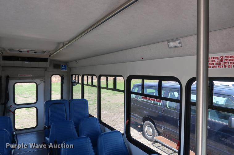 image for item EP9302 2007 Ford Econoline E450 shuttle bus