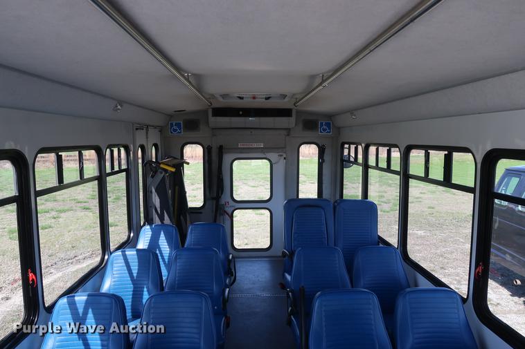 image for item EP9302 2007 Ford Econoline E450 shuttle bus