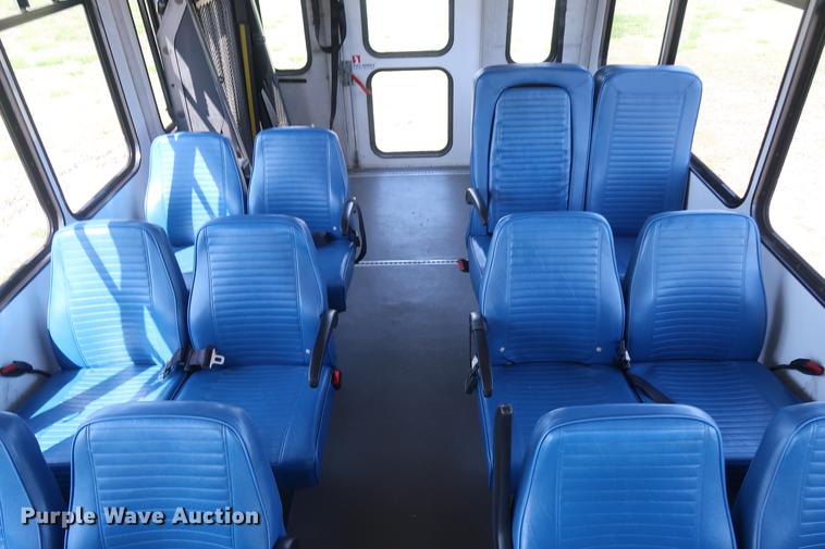 image for item EP9302 2007 Ford Econoline E450 shuttle bus