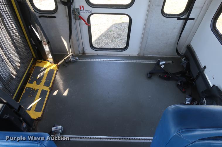 image for item EP9302 2007 Ford Econoline E450 shuttle bus