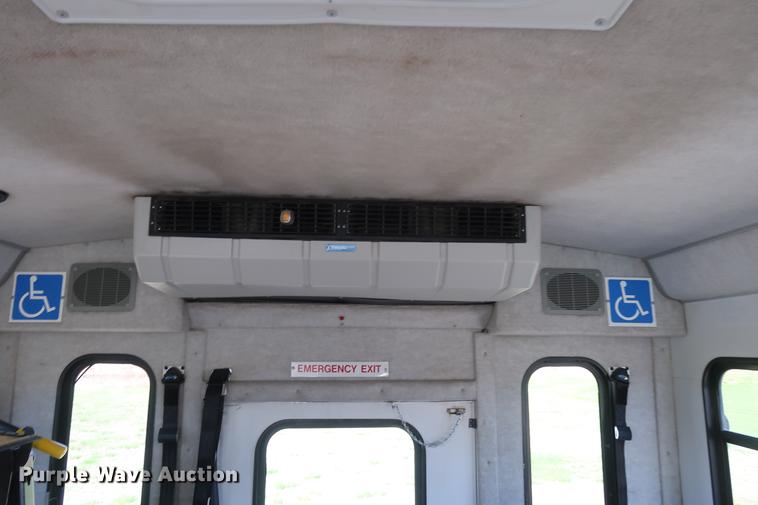 image for item EP9302 2007 Ford Econoline E450 shuttle bus