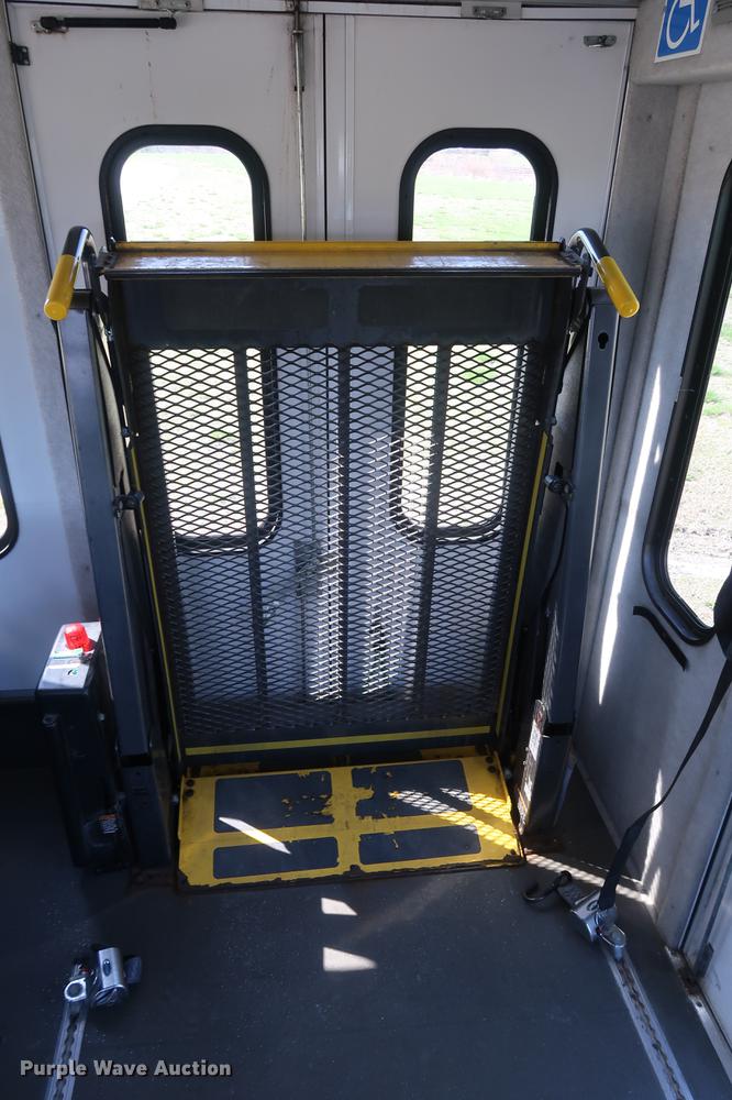 image for item EP9302 2007 Ford Econoline E450 shuttle bus