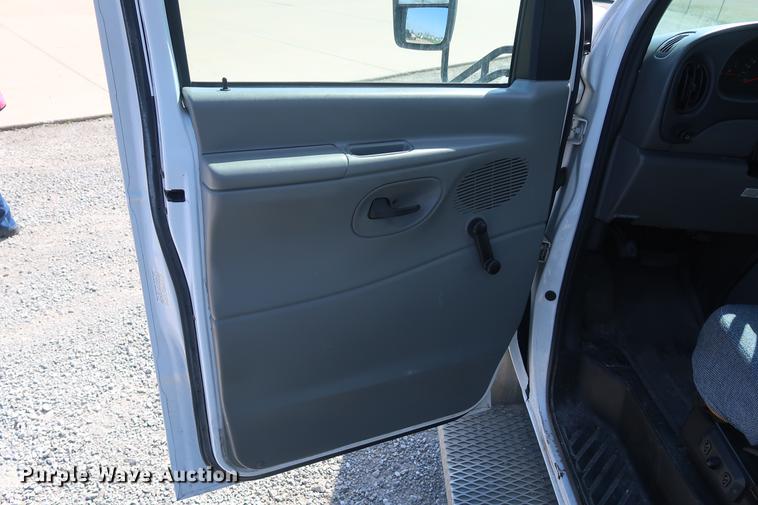 image for item EP9302 2007 Ford Econoline E450 shuttle bus