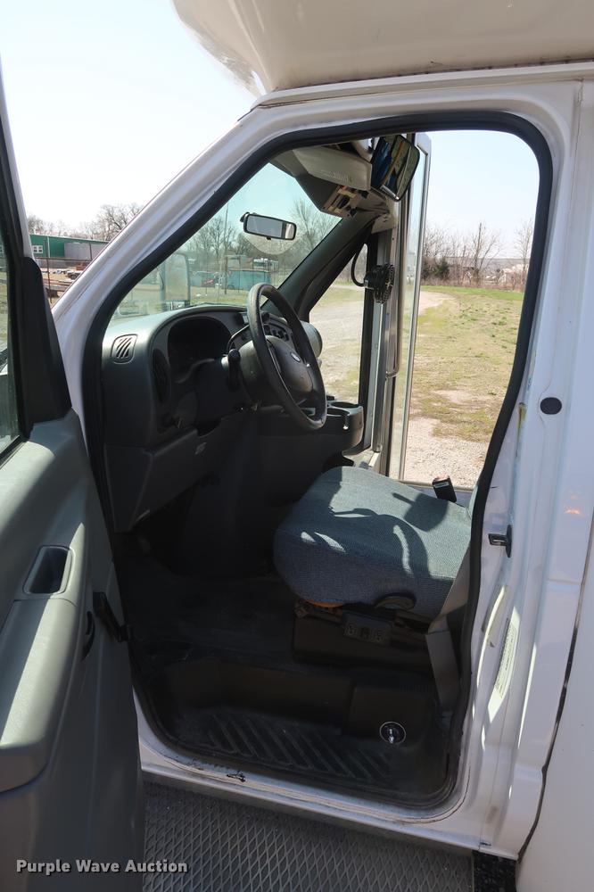 image for item EP9302 2007 Ford Econoline E450 shuttle bus