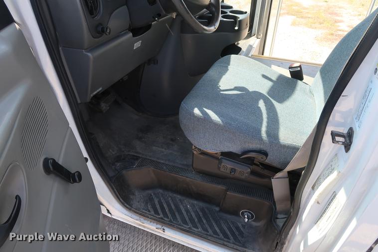 image for item EP9302 2007 Ford Econoline E450 shuttle bus