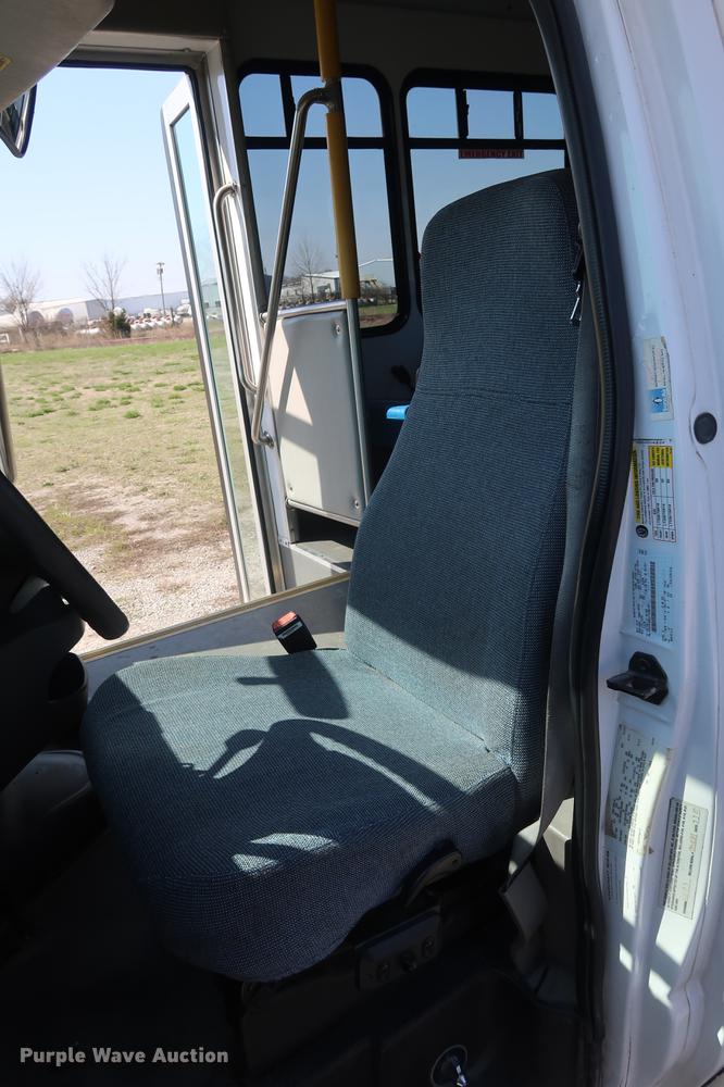 image for item EP9302 2007 Ford Econoline E450 shuttle bus