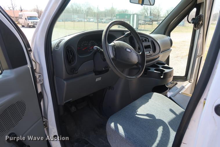 image for item EP9302 2007 Ford Econoline E450 shuttle bus