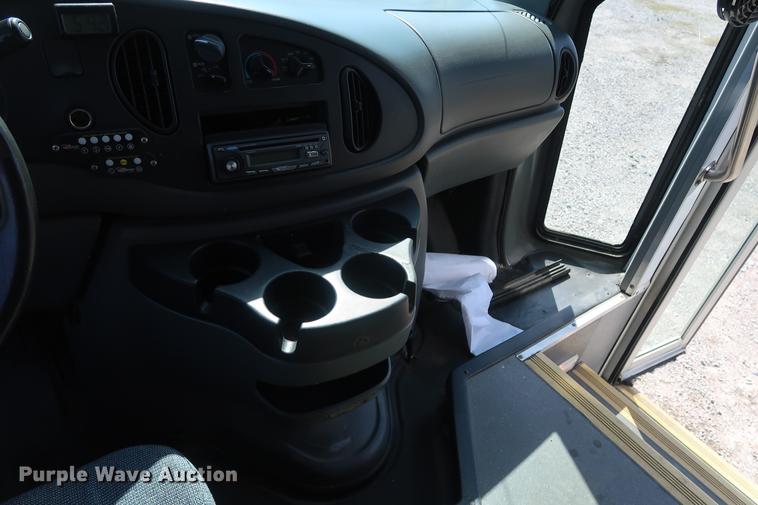 image for item EP9302 2007 Ford Econoline E450 shuttle bus