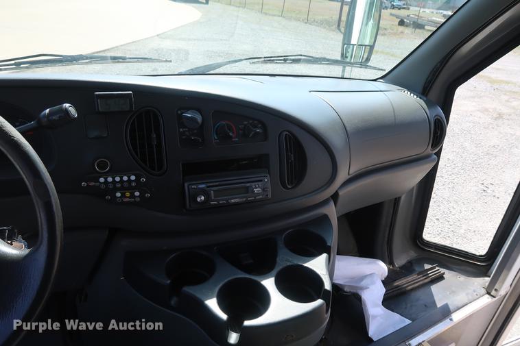 image for item EP9302 2007 Ford Econoline E450 shuttle bus