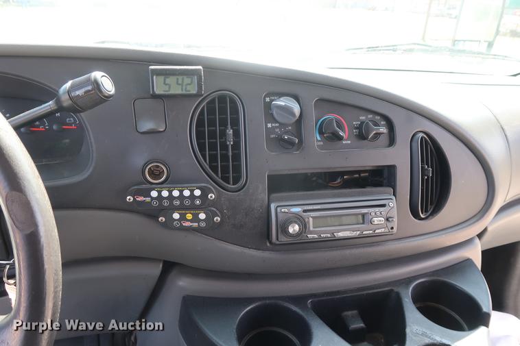 image for item EP9302 2007 Ford Econoline E450 shuttle bus