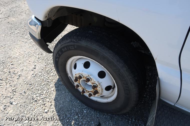 image for item EP9302 2007 Ford Econoline E450 shuttle bus