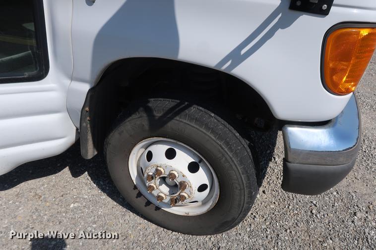 image for item EP9302 2007 Ford Econoline E450 shuttle bus