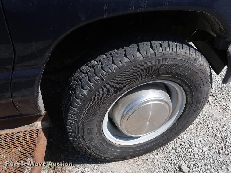 image for item EP9303 2003 Ford E350 Extended van