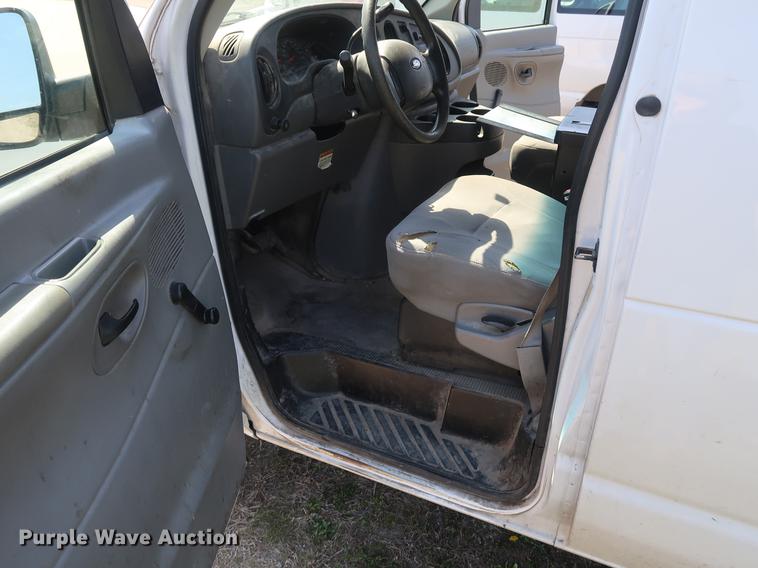 image for item EP9305 2006 Ford E350 Super Duty van
