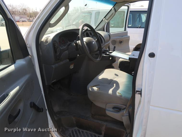 image for item EP9305 2006 Ford E350 Super Duty van
