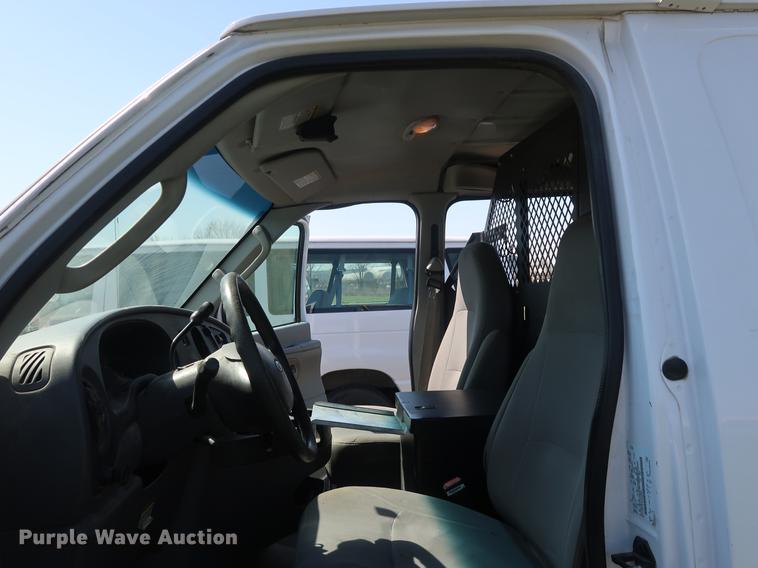 image for item EP9305 2006 Ford E350 Super Duty van