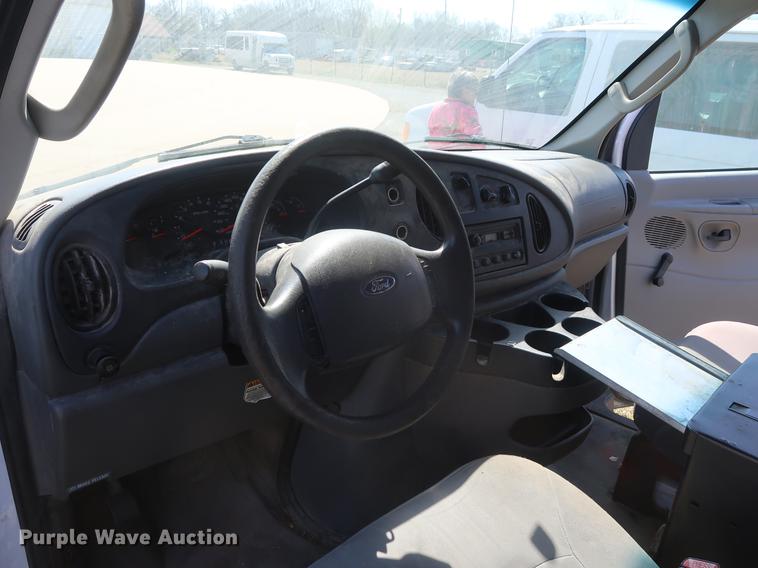 image for item EP9305 2006 Ford E350 Super Duty van
