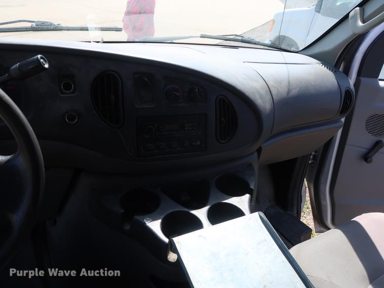 image for item EP9305 2006 Ford E350 Super Duty van