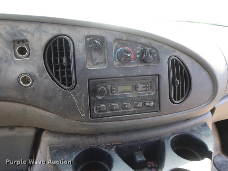 image for item EP9305 2006 Ford E350 Super Duty van
