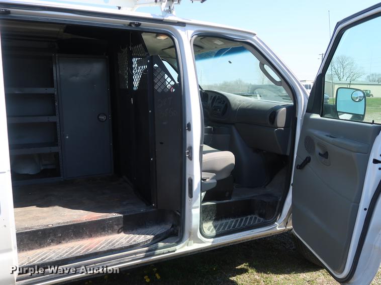 image for item EP9305 2006 Ford E350 Super Duty van