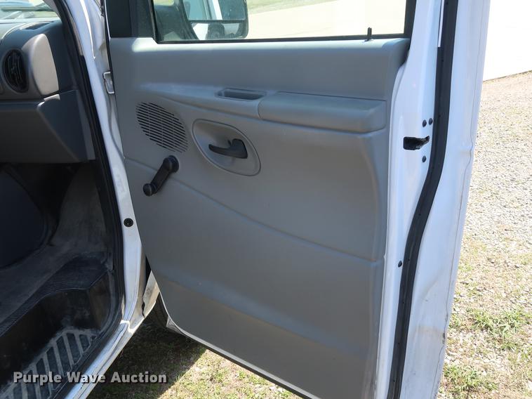 image for item EP9305 2006 Ford E350 Super Duty van