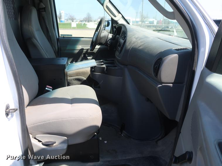 image for item EP9305 2006 Ford E350 Super Duty van