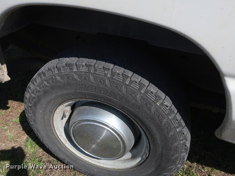 image for item EP9305 2006 Ford E350 Super Duty van