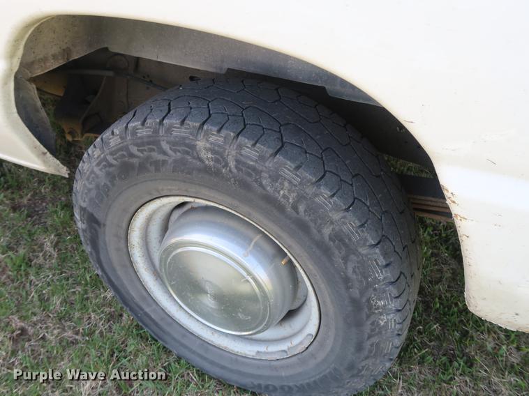 image for item EP9305 2006 Ford E350 Super Duty van