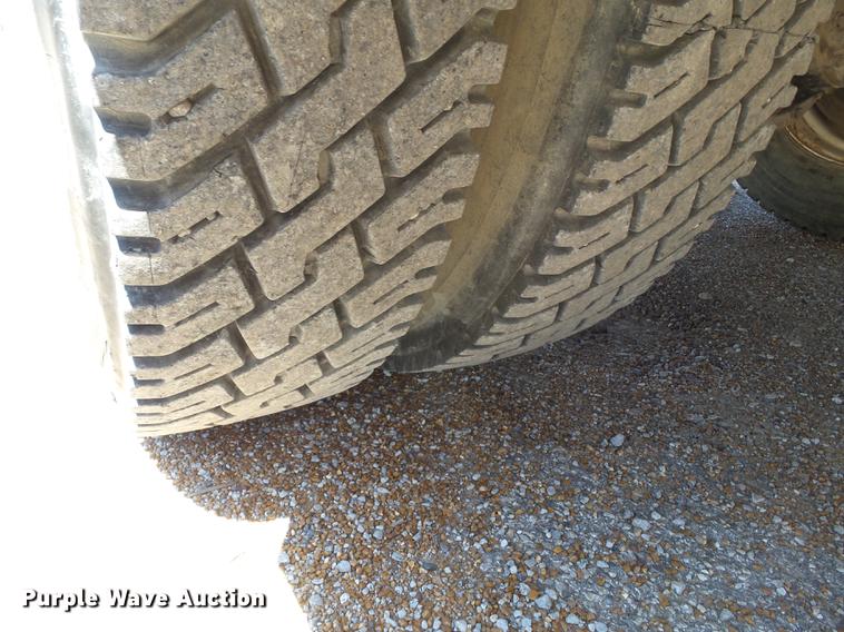 image for item DB7150 1995 Ford F800 utility bed truck with crane