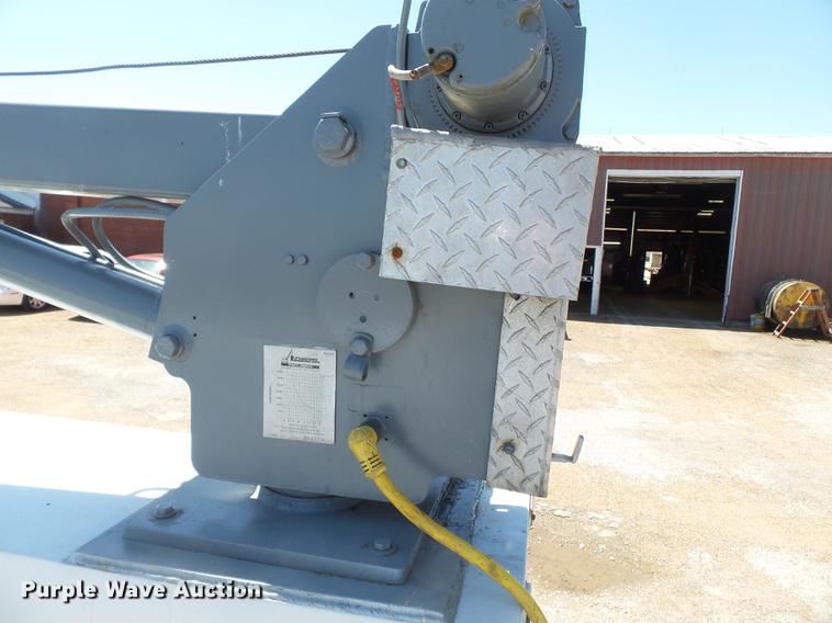 image for item DB7150 1995 Ford F800 utility bed truck with crane