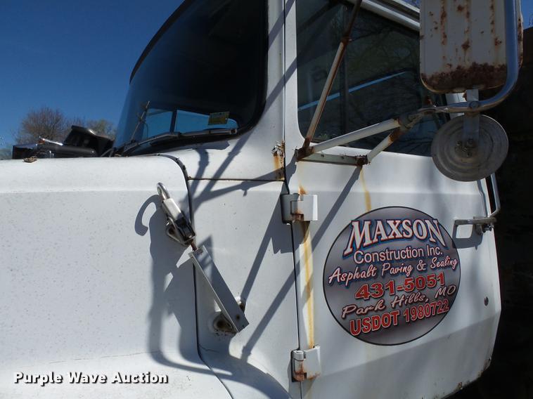 image for item DB7172 1987 Ford LN9000 dump truck