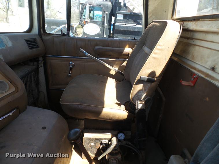image for item DB7172 1987 Ford LN9000 dump truck
